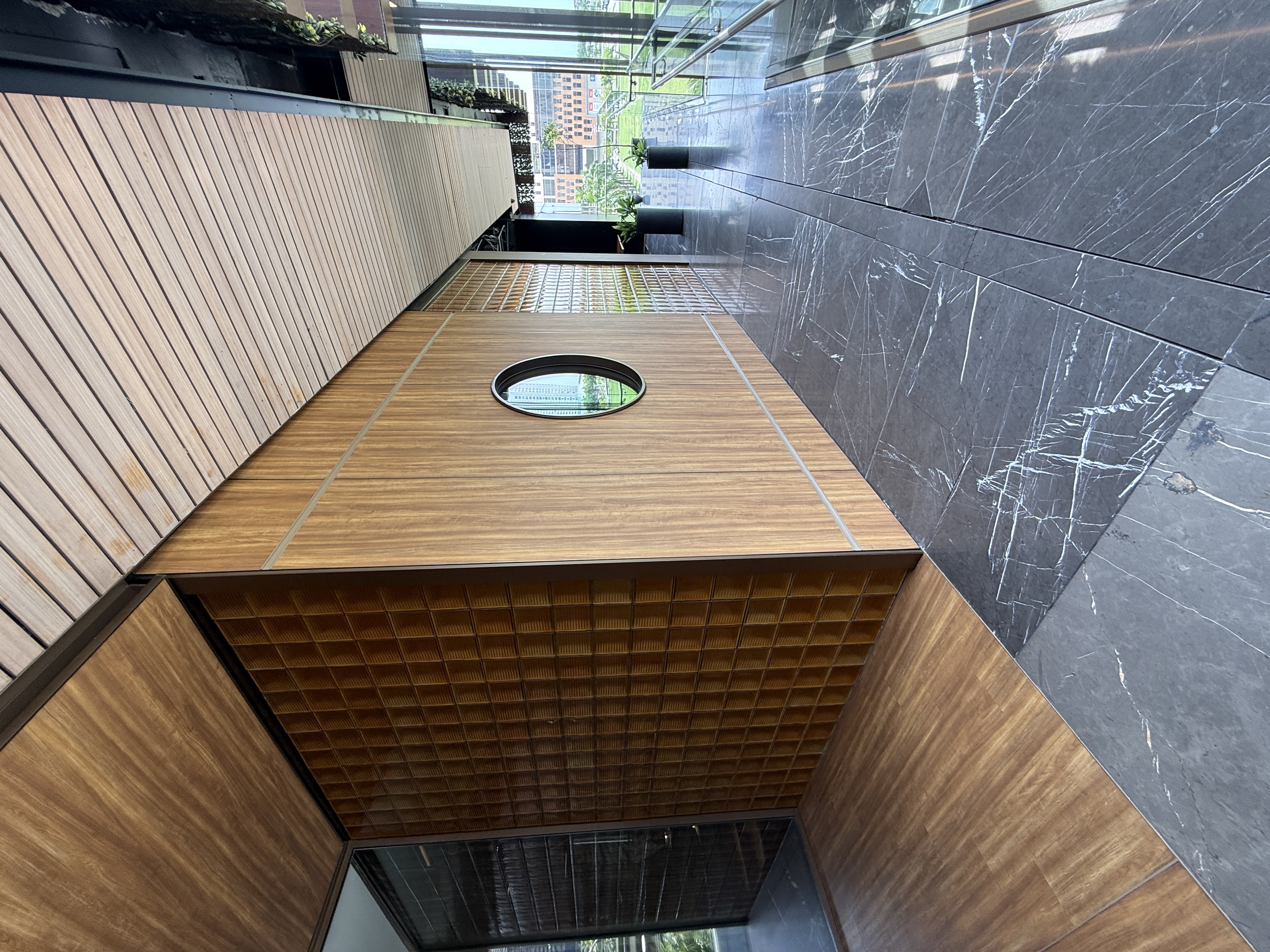 Recorrido exterior con revestimientos arquitectónicos en RAZA