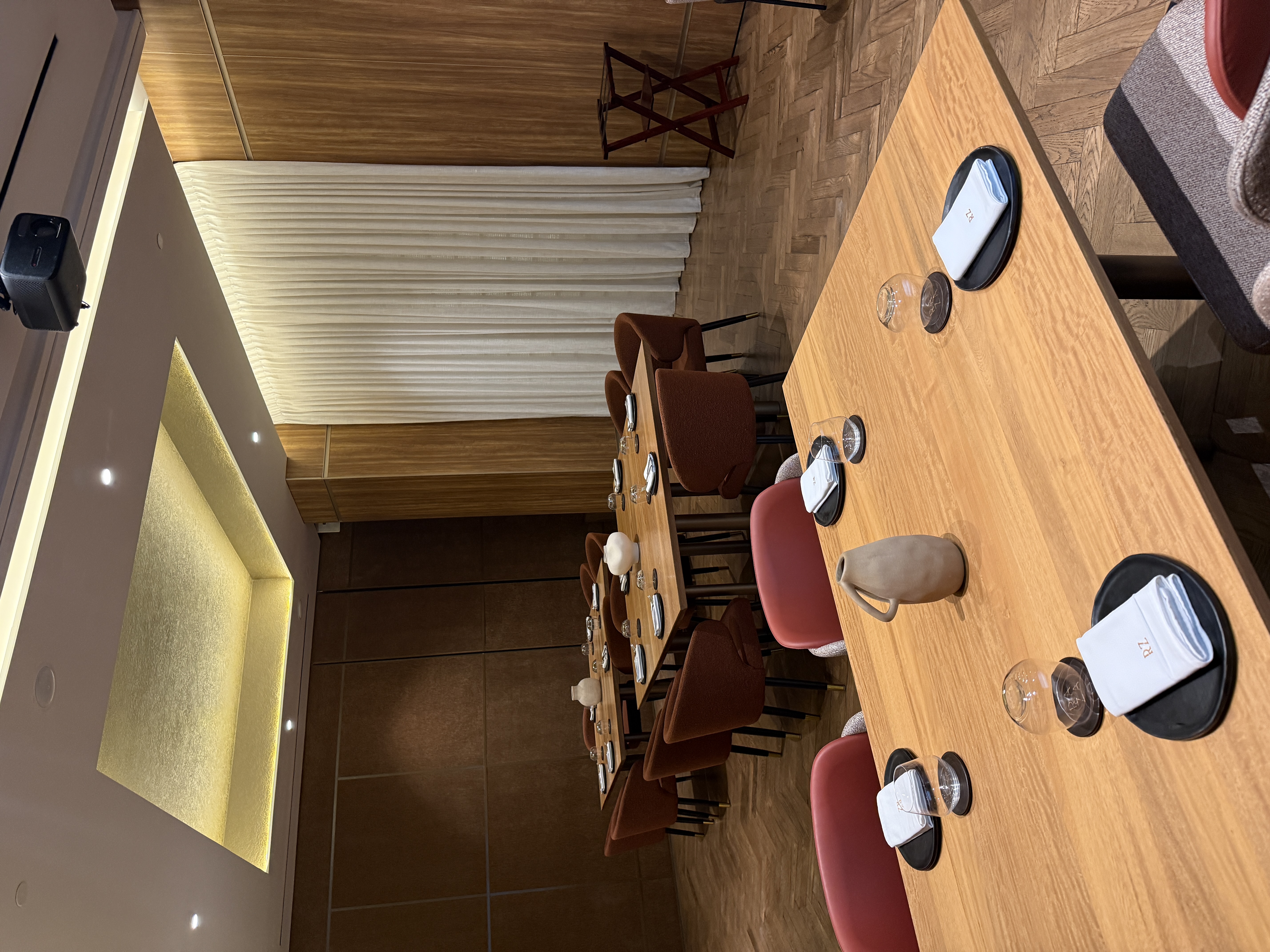 Salón del restaurante RAZA con pisos y revestimientos cálidos