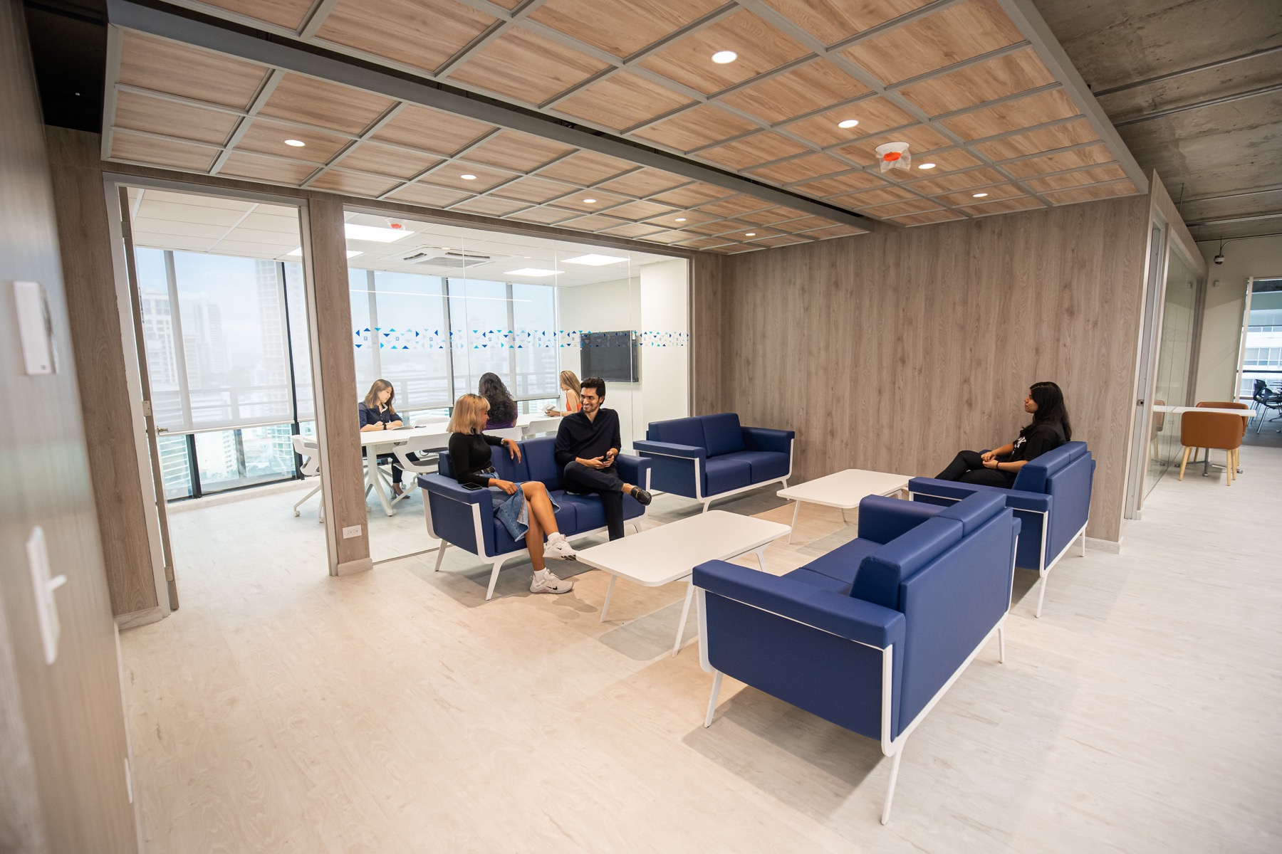 Lounge corporativo de Seguros ASSA con piso instalado