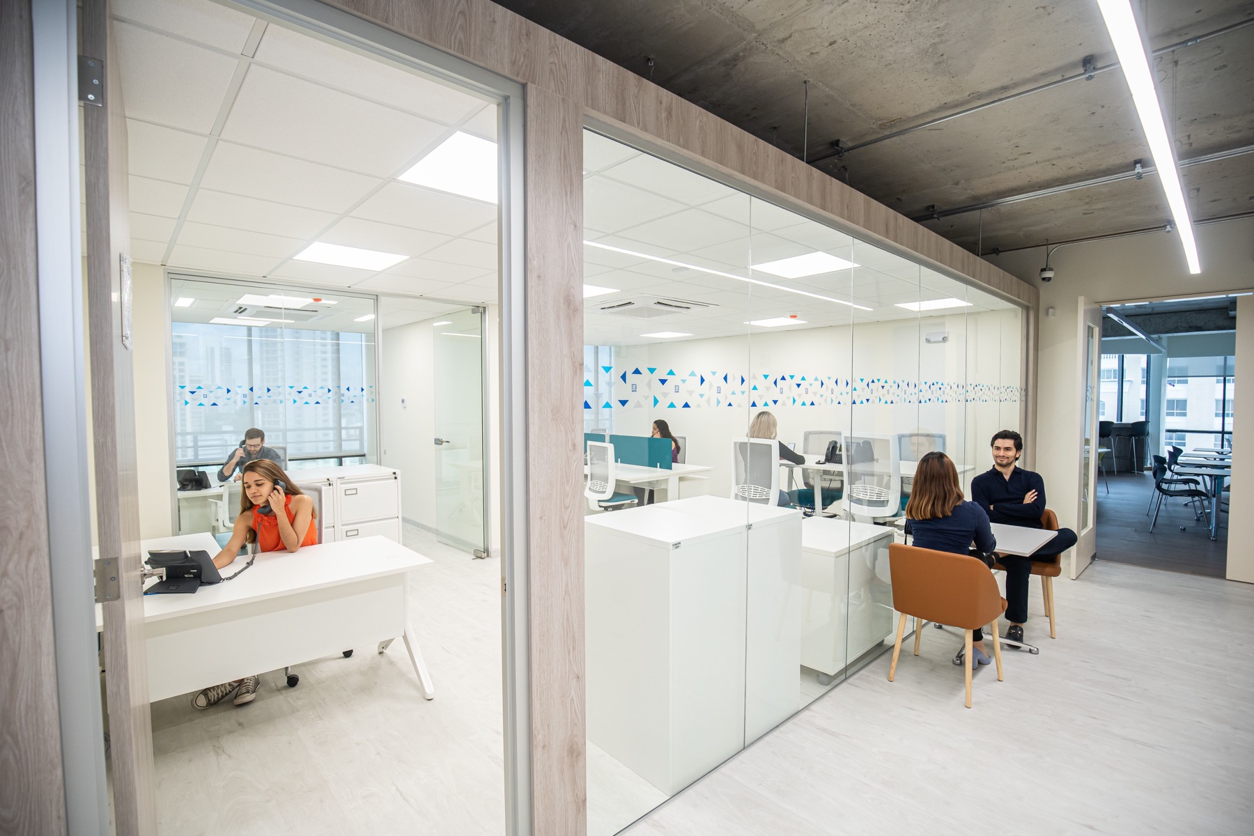 Oficinas Seguros ASSA con mamparas de vidrio
