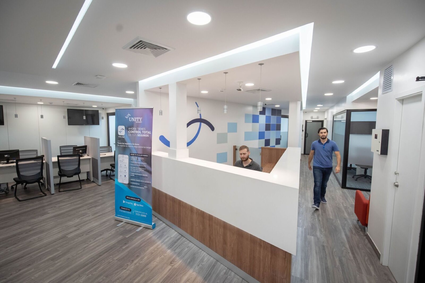 Recepción de Seguros Ducruet con piso instalado
