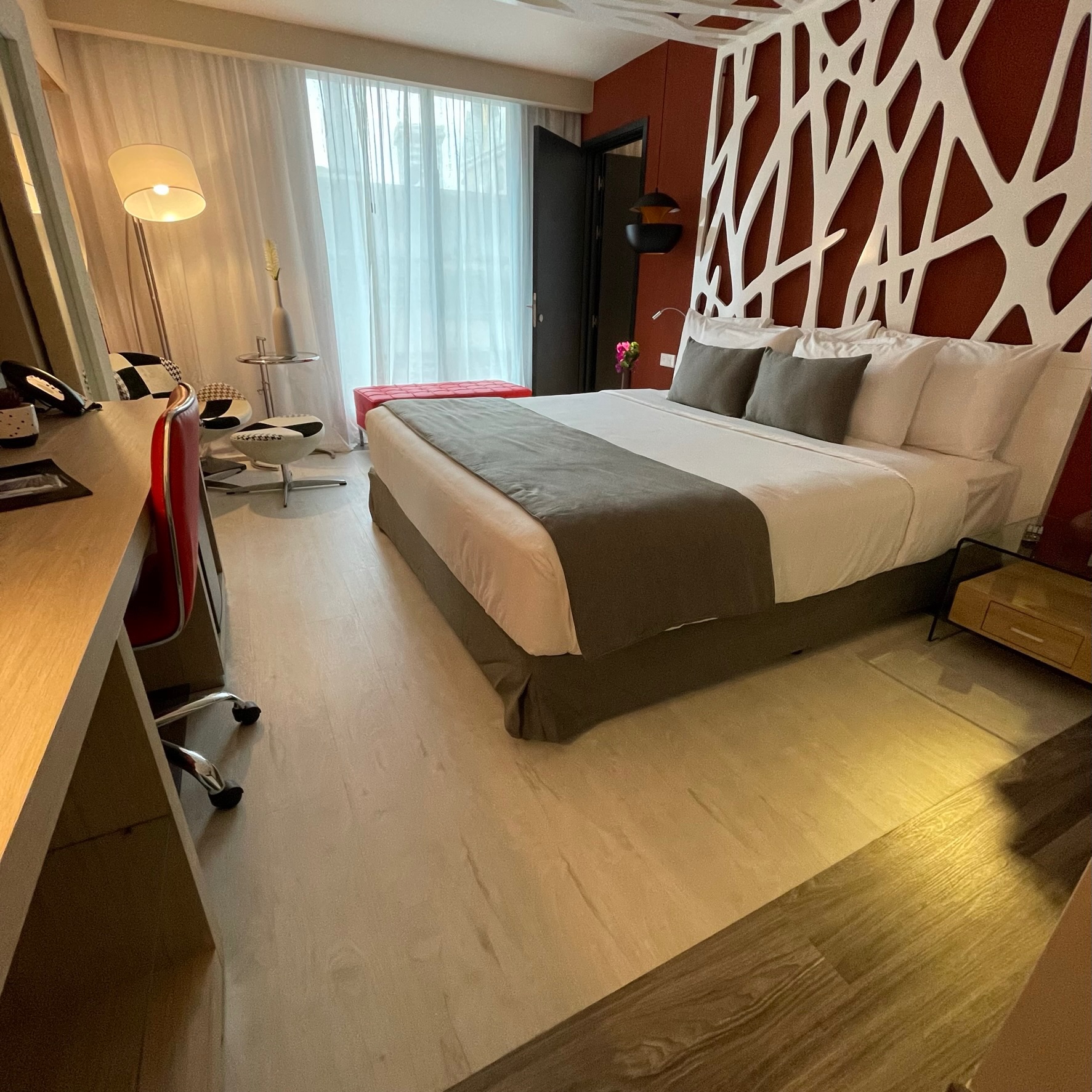 Habitación del Hotel Evenia con piso instalado
