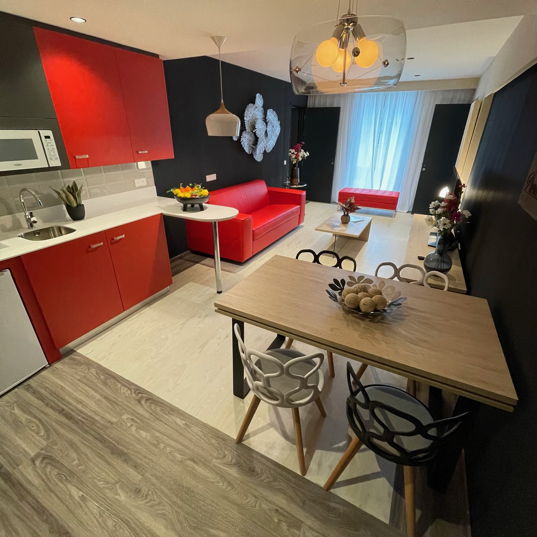 Suite del Hotel Evenia con piso instalado