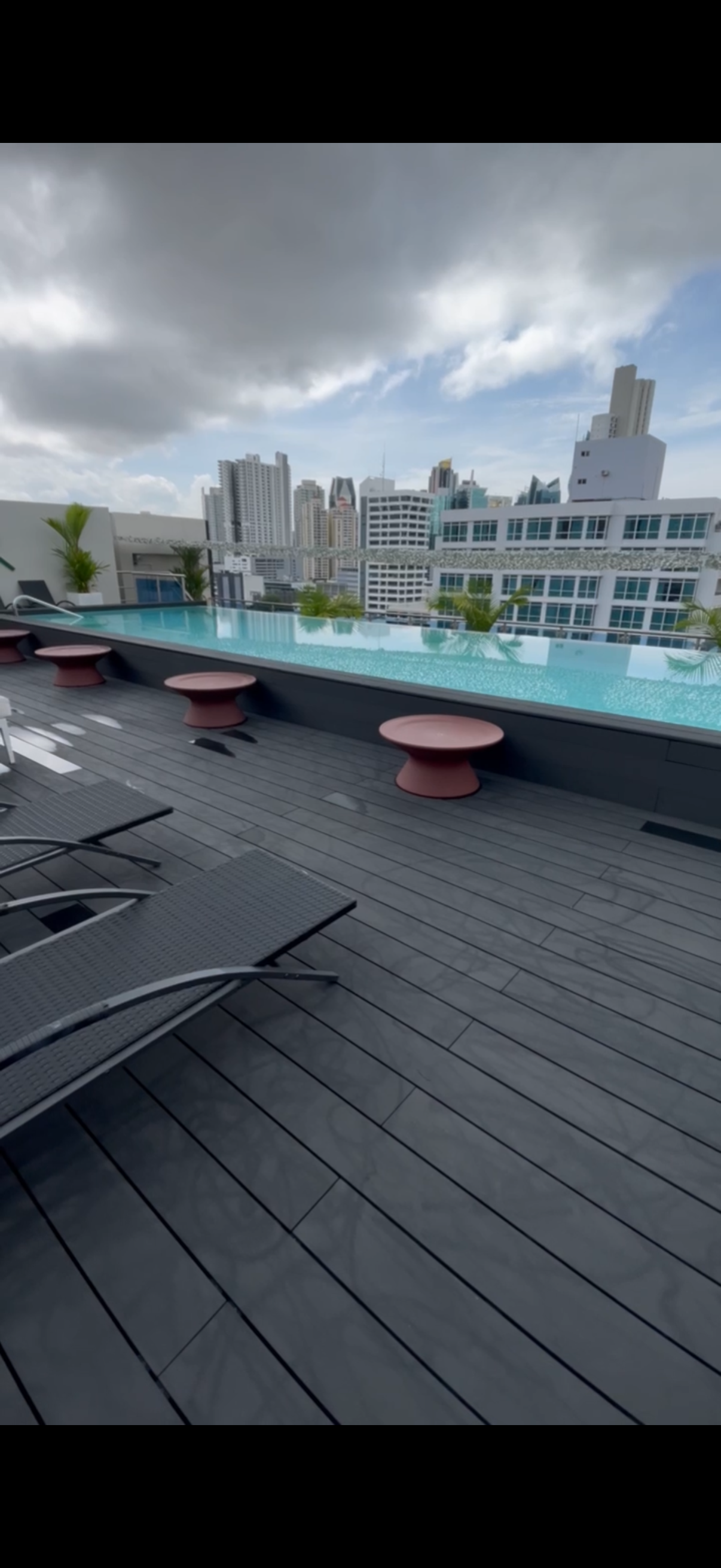 Terraza y piscina del Hotel Evenia