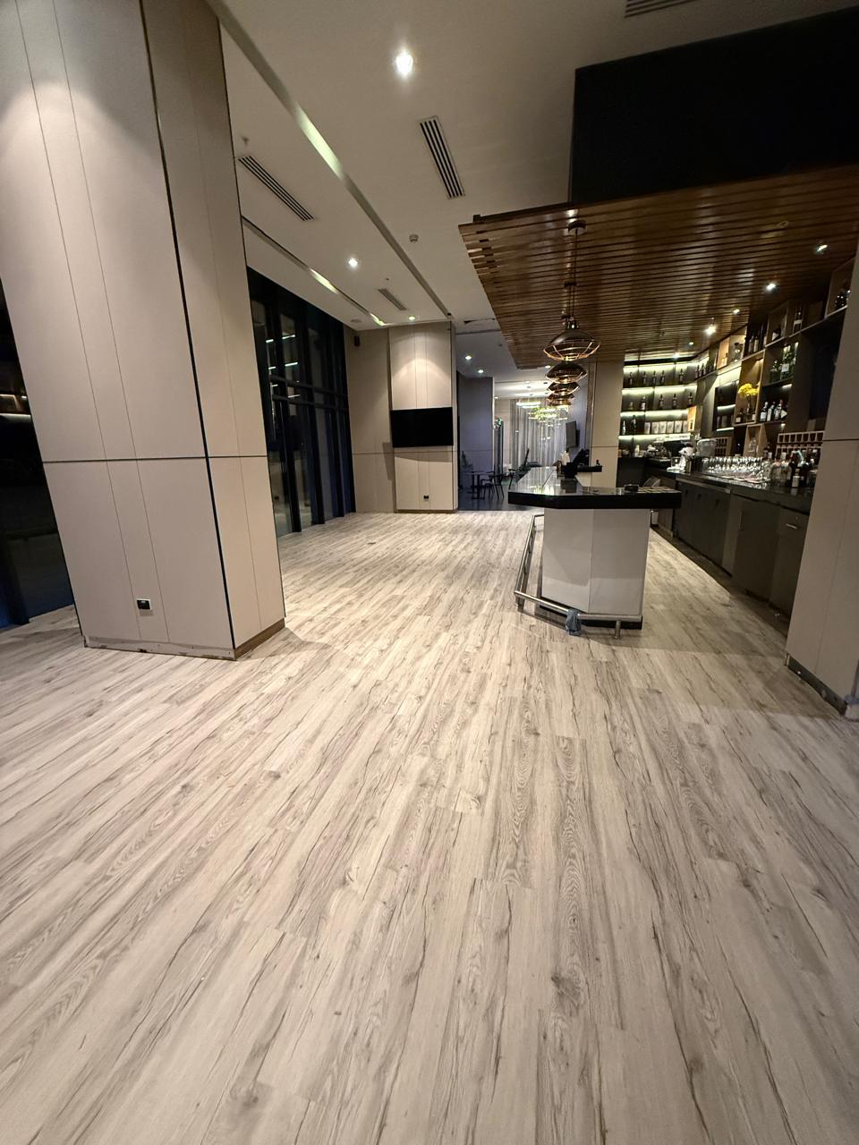 Restaurante del Holiday Inn Panamá Distrito Financiero con piso instalado