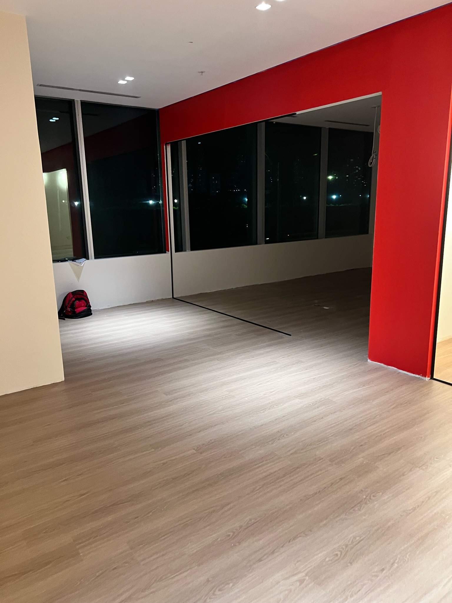 Área interior Reebok con pared roja y piso instalado