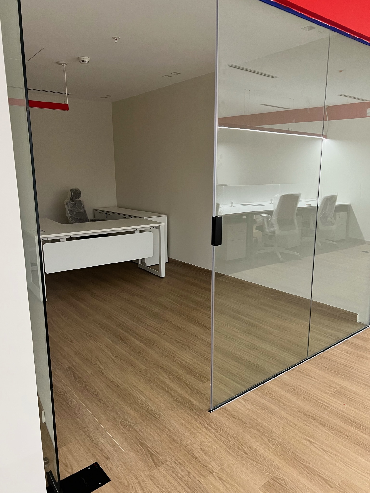 Oficina privada de Reebok con piso instalado