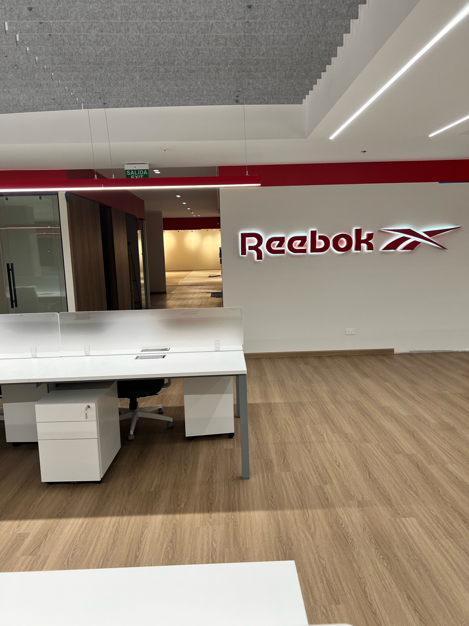 Oficinas Reebok con piso instalado