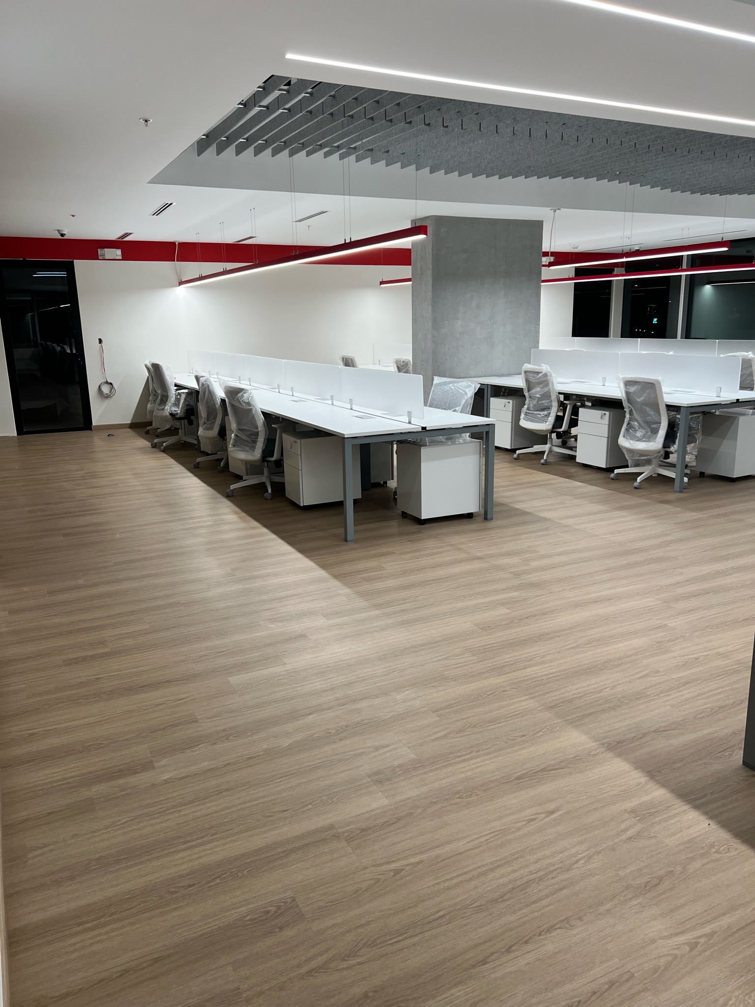Área abierta de trabajo en oficinas Reebok