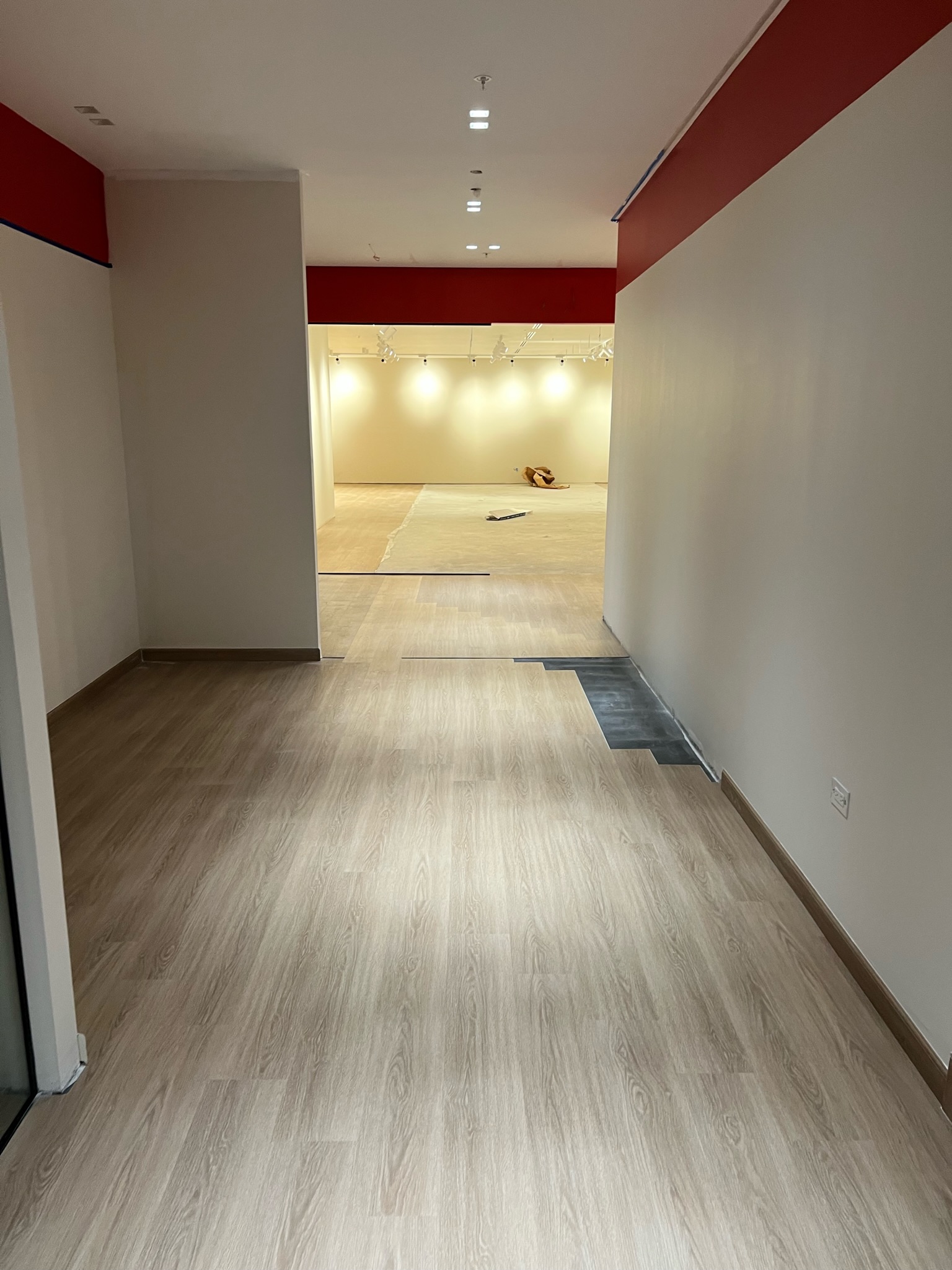 Área corporativa con piso instalado en Reebok