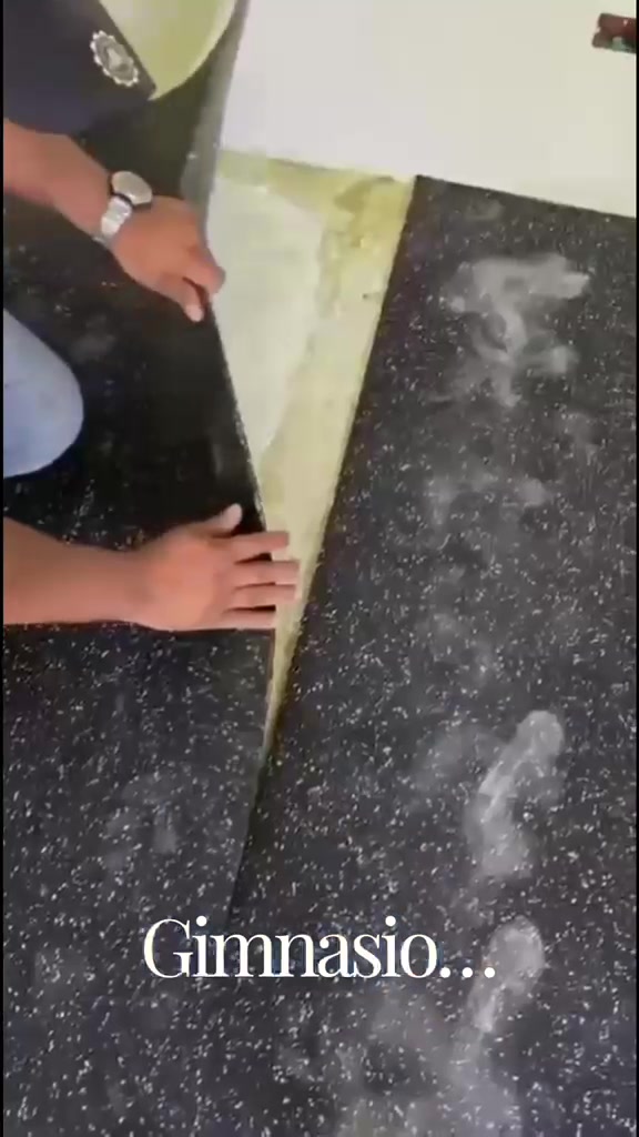 Instalación de piso especializado en el gimnasio