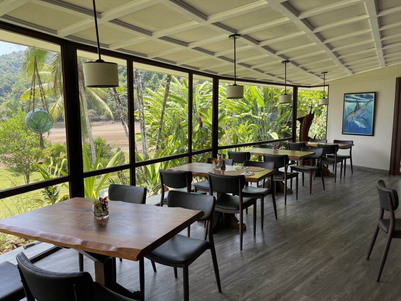 Comedor de Tropic Star Lodge con piso instalado y vista hacia la selva