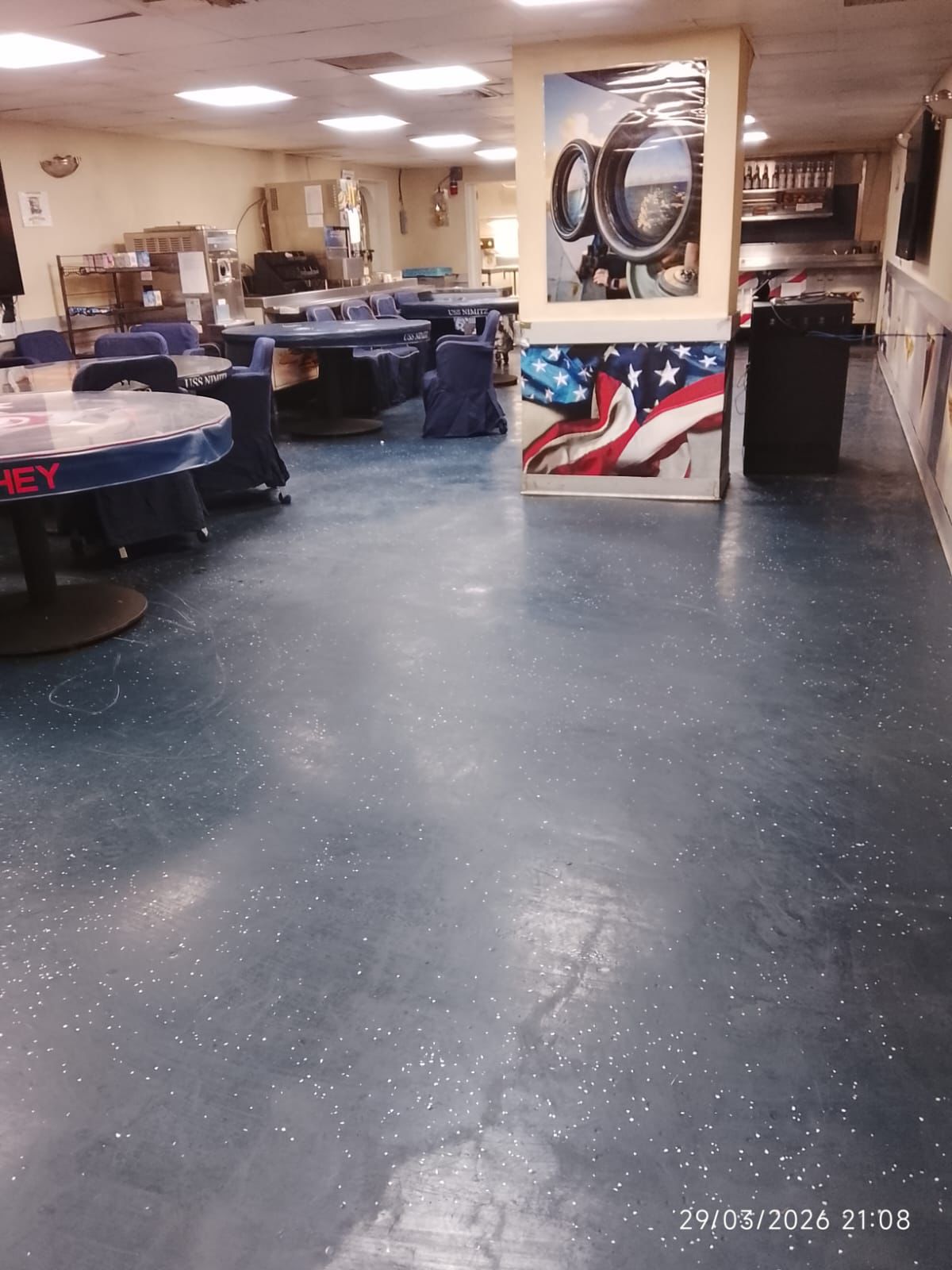 Comedor del USS Nimitz antes de la instalación