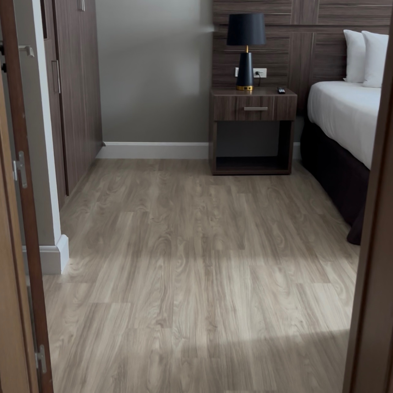 Habitación del Victoria Hotel & Suites con piso instalado