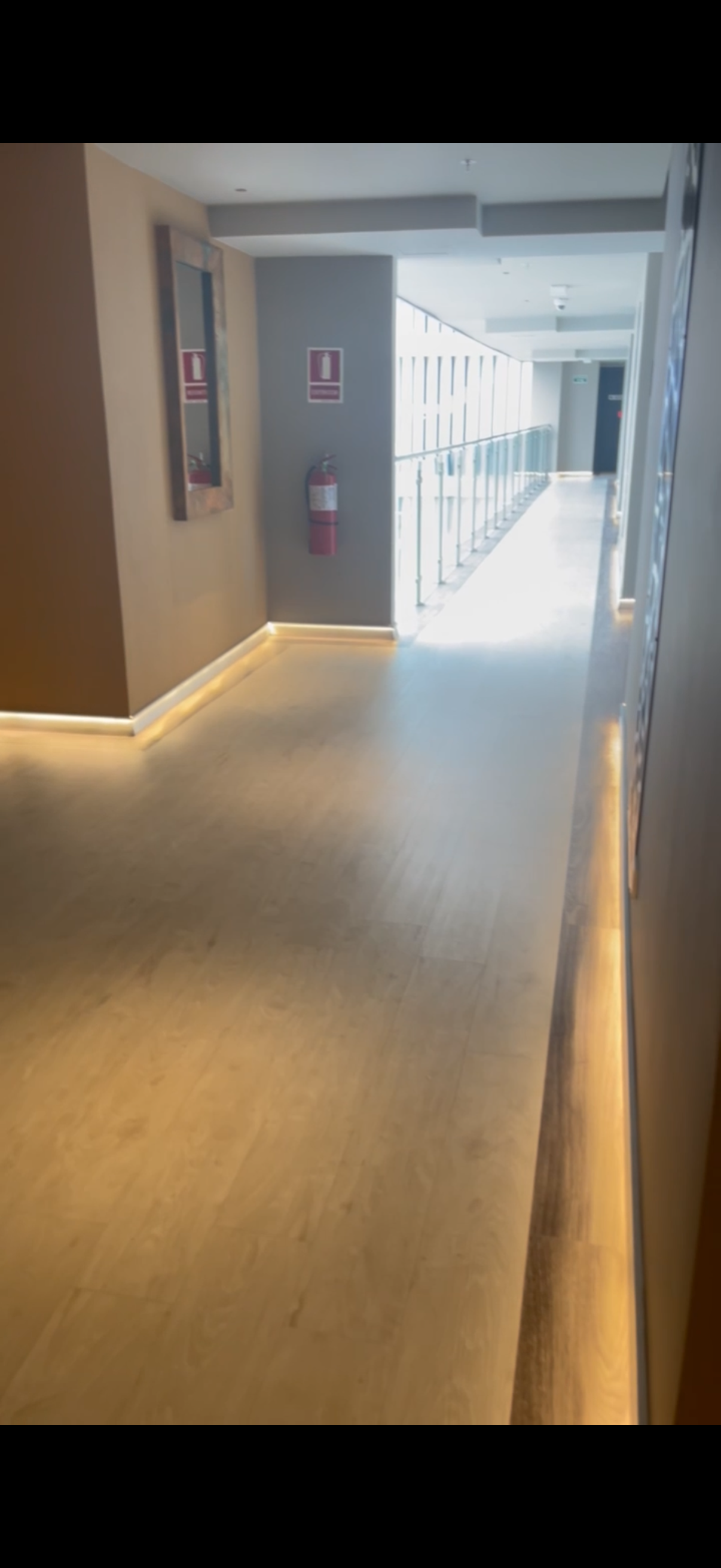 Pasillo del Victoria Hotel & Suites