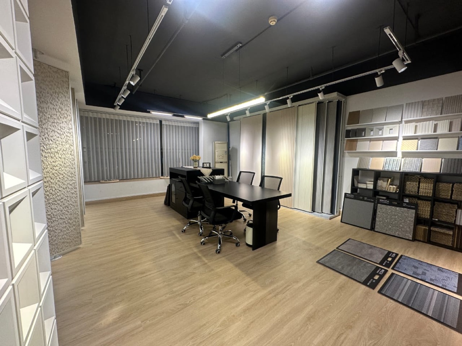 Sucursal DC Decor Foshan con muestras y acabados