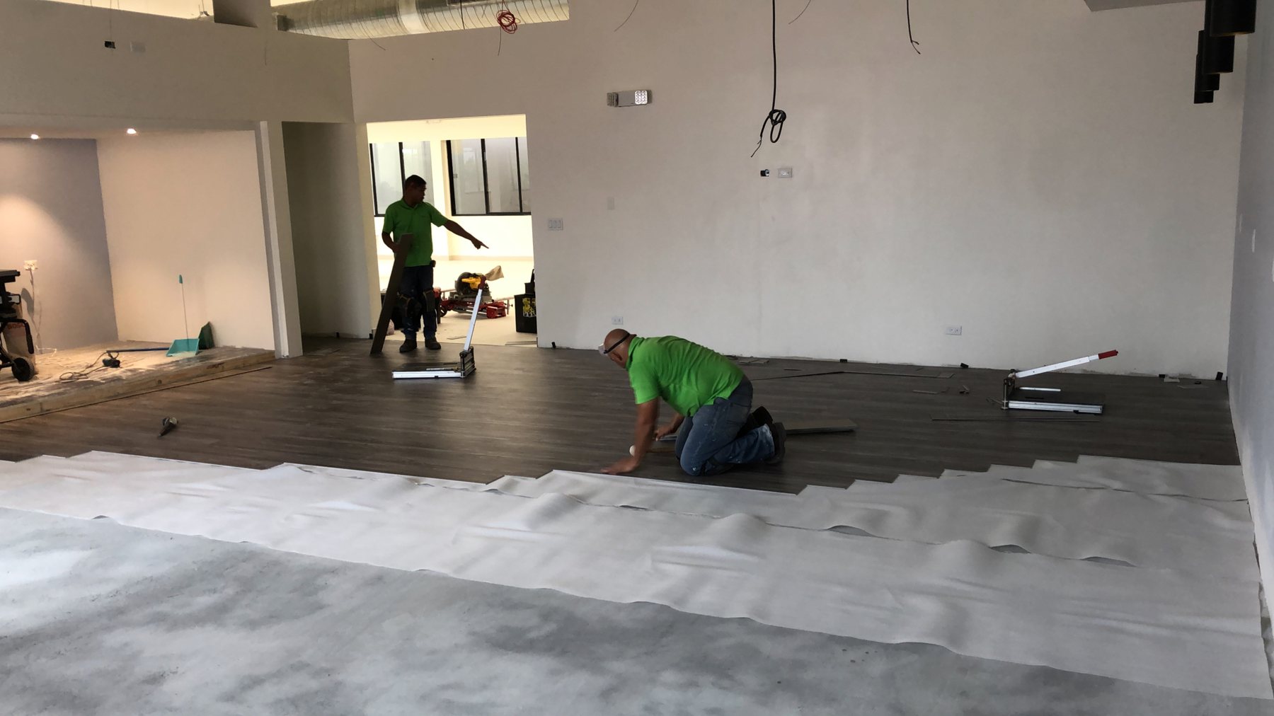 Instalación de piso SPC en proyecto