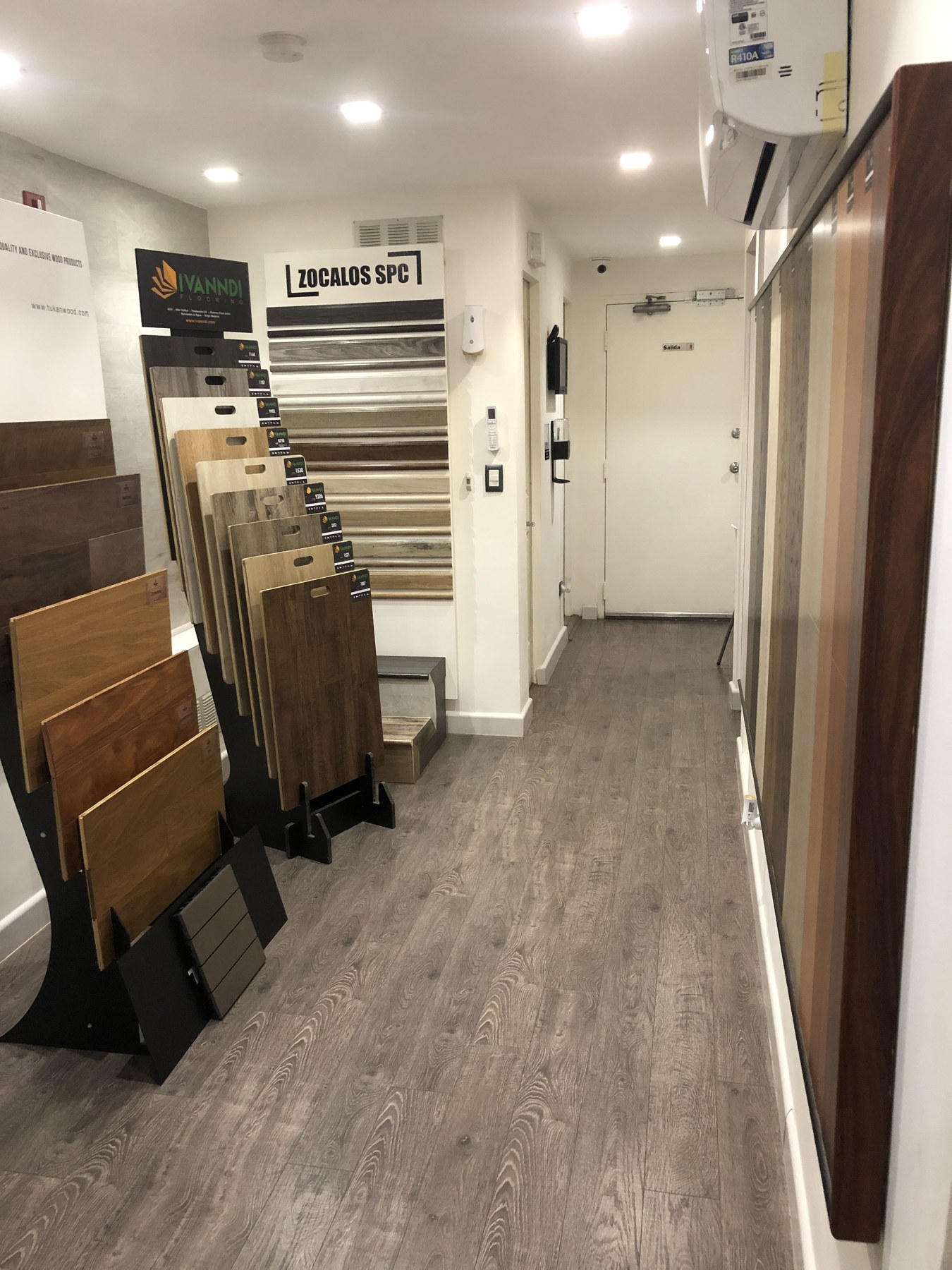 Showroom con muestras de pisos Ivanndi