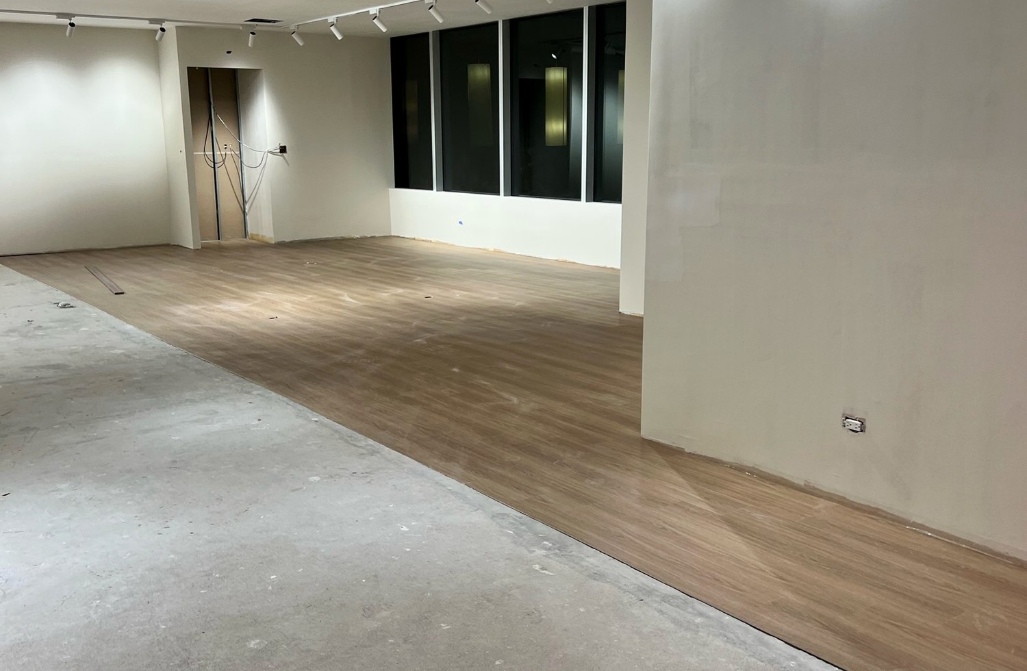 Instalación de piso en proceso con acabado limpio