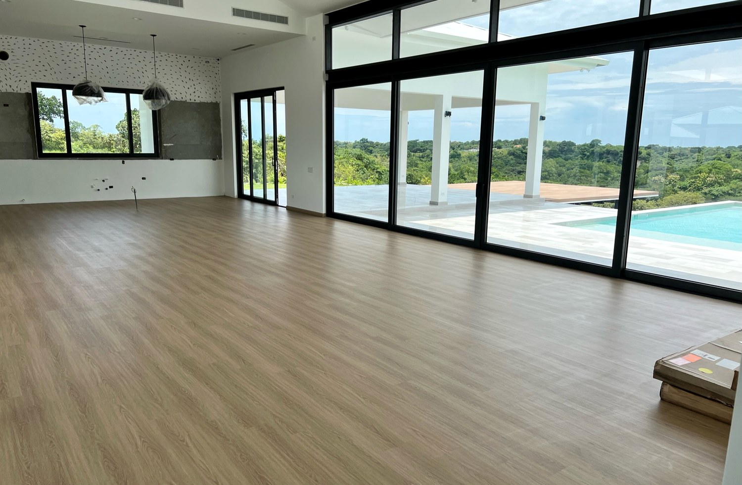 Proyecto residencial con piso instalado y ventanales amplios
